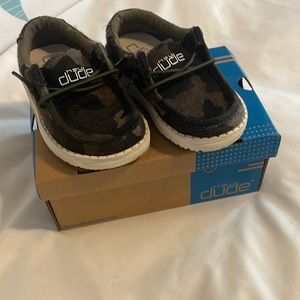 Hey Dude linen camo toddler shoes, size 6